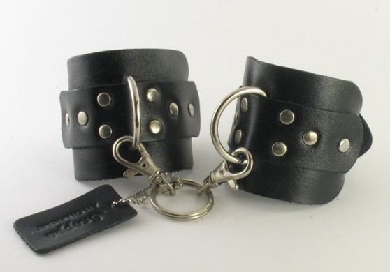 Кожаные наручники Scappa с карабинами купить в sex shop Sexy