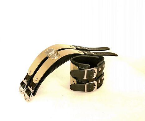 Кожаные наручники Scappa с полосками латуни купить в sex shop Sexy